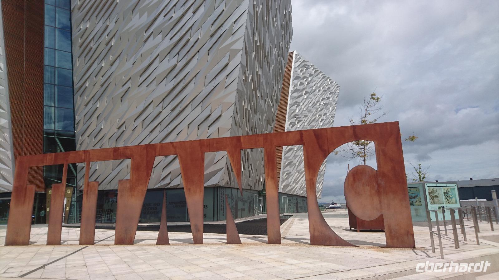 Ein alter Schriftzug vor dem modernen Museum in Belfast