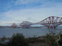 Eisenbahnbrücke über den Firth of Forth, von Queensferry aus gesehen