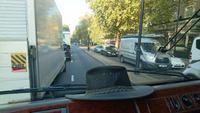 Fahrt durch dichten Verkehr zum Flughafen