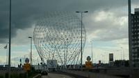 Kunst und dunkle Wolken in Belfast