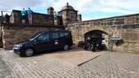 Moderne und alte Technik auf Edinburgh Castle