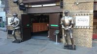 Ritter bewachen den Pub