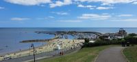 The Cobb - die historische Hafenmauer aus dem 13. Jh.