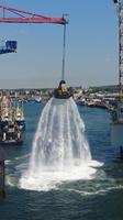 Wasserspaß für die Passagiere im Fährhafen