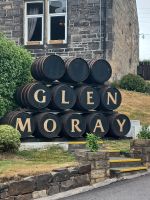 Whiskyfässer vor der Distillery