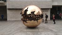Zerrüttete Welt im Hof des Trinity College Dublin