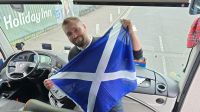 wir holen die Schottland-Flagge ein 