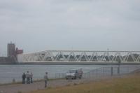 237 m langer Sperr-Wehr-Arm an der Maas