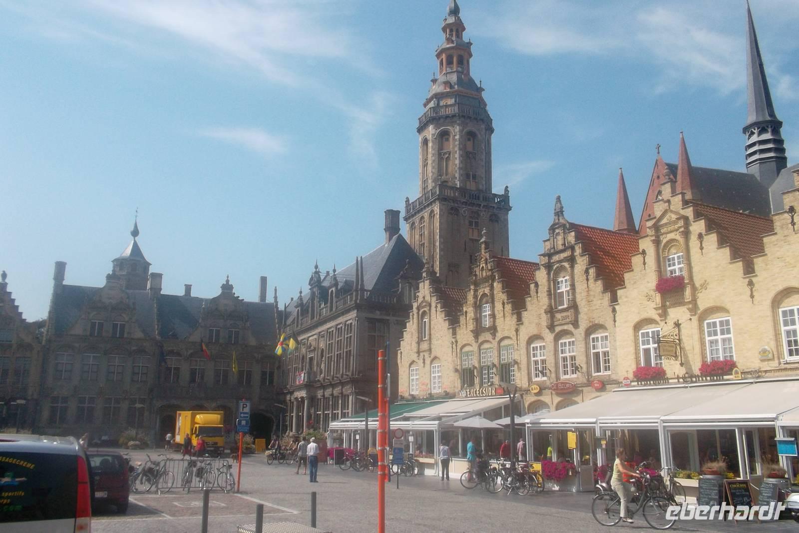 Veurne - Markt mit Belfried, Rathaus und Gerichtshof