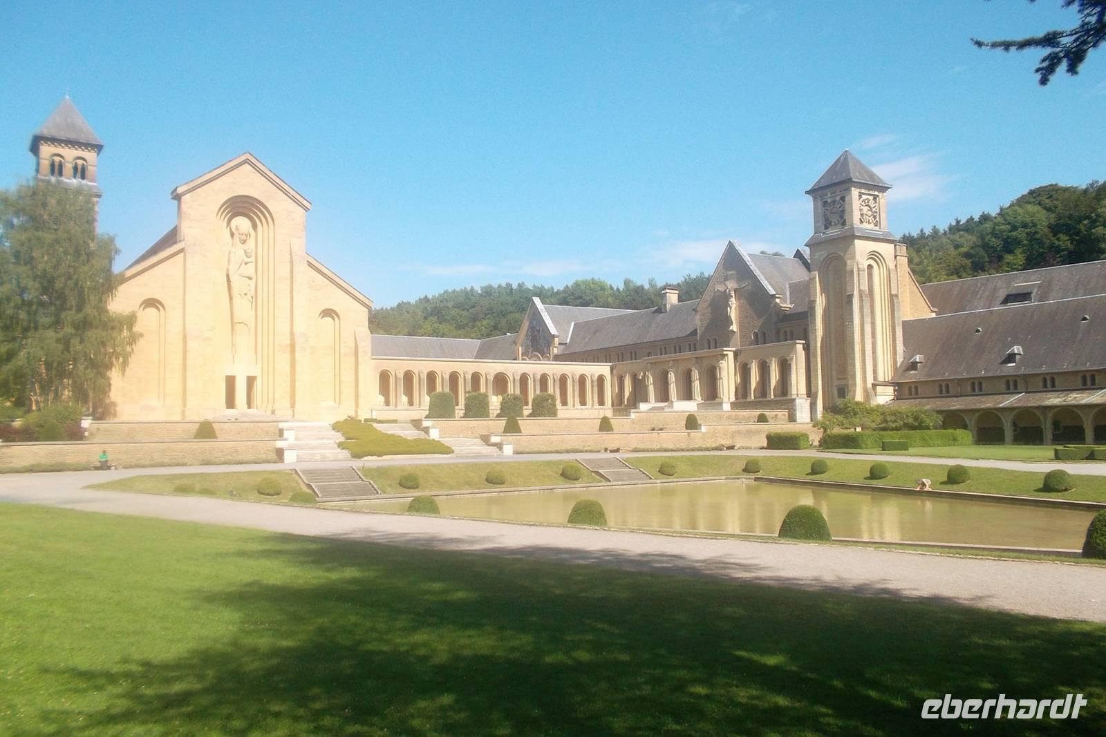 Innenhof der neuen Abtei Orval