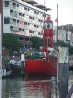 Das Leuchtturmschiff im historischen Hafen Rotterdams