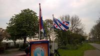 Die friesische Flagge neben der niederländischen