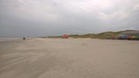 Am Strand hinter den Dünen in Nordholland