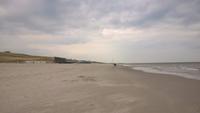 Am Strand hinter den Dünen in Nordholland