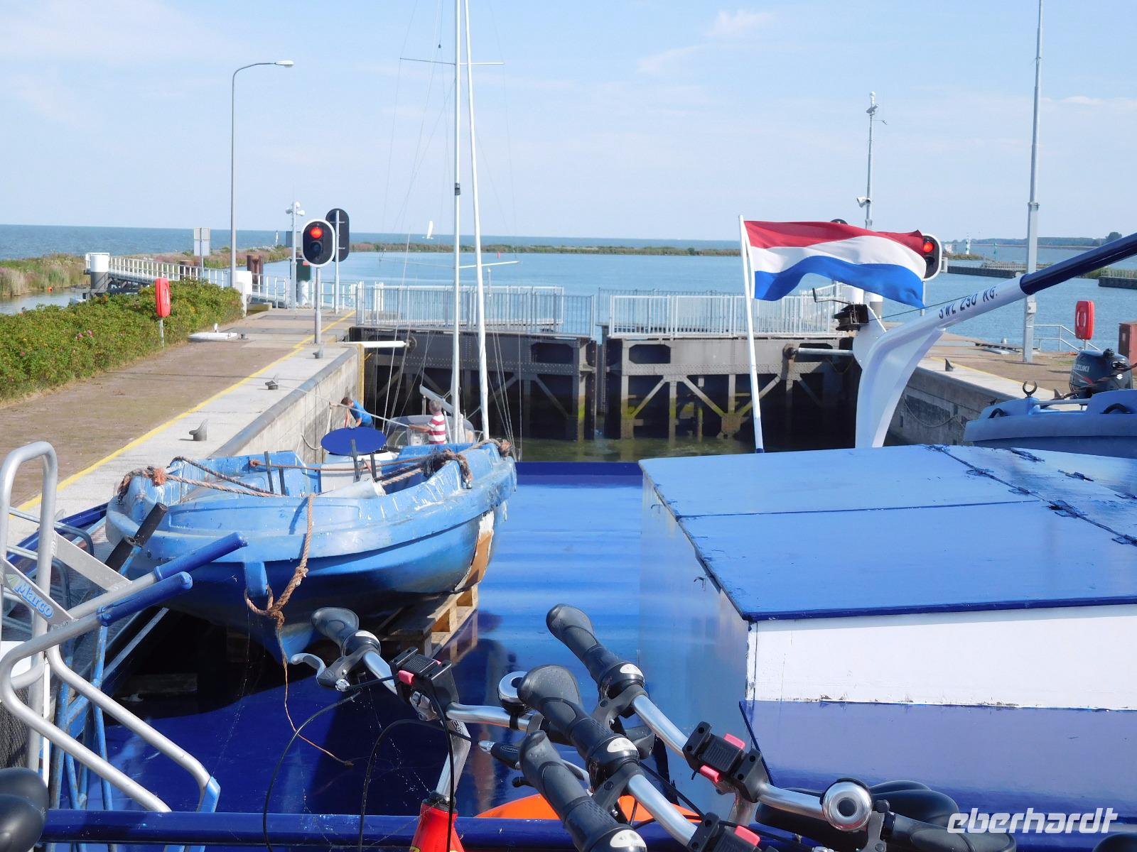 Auf dem Weg nach Texel – In der Schleuse