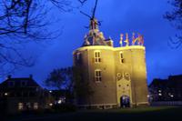 Beleuchtete Dromedaris-Turm in Enkhuizen
