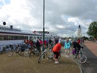 Fertigmachen zur Tagestour vor dem Schiff