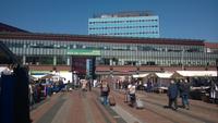Auf dem arabischen Markt in Amsterdam, im Hintergrund: XO Hotel Blue Tower
