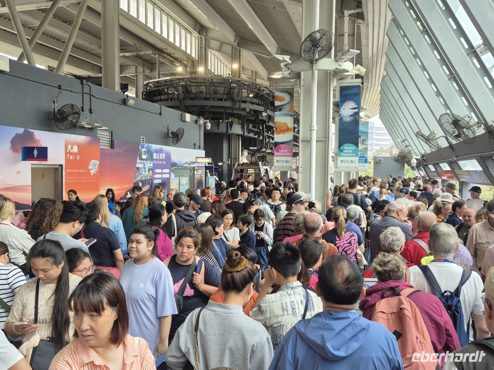 volle Seilbahnstation nach Lantau Island &ndash; &copy;  (Eberhardt TRAVEL)