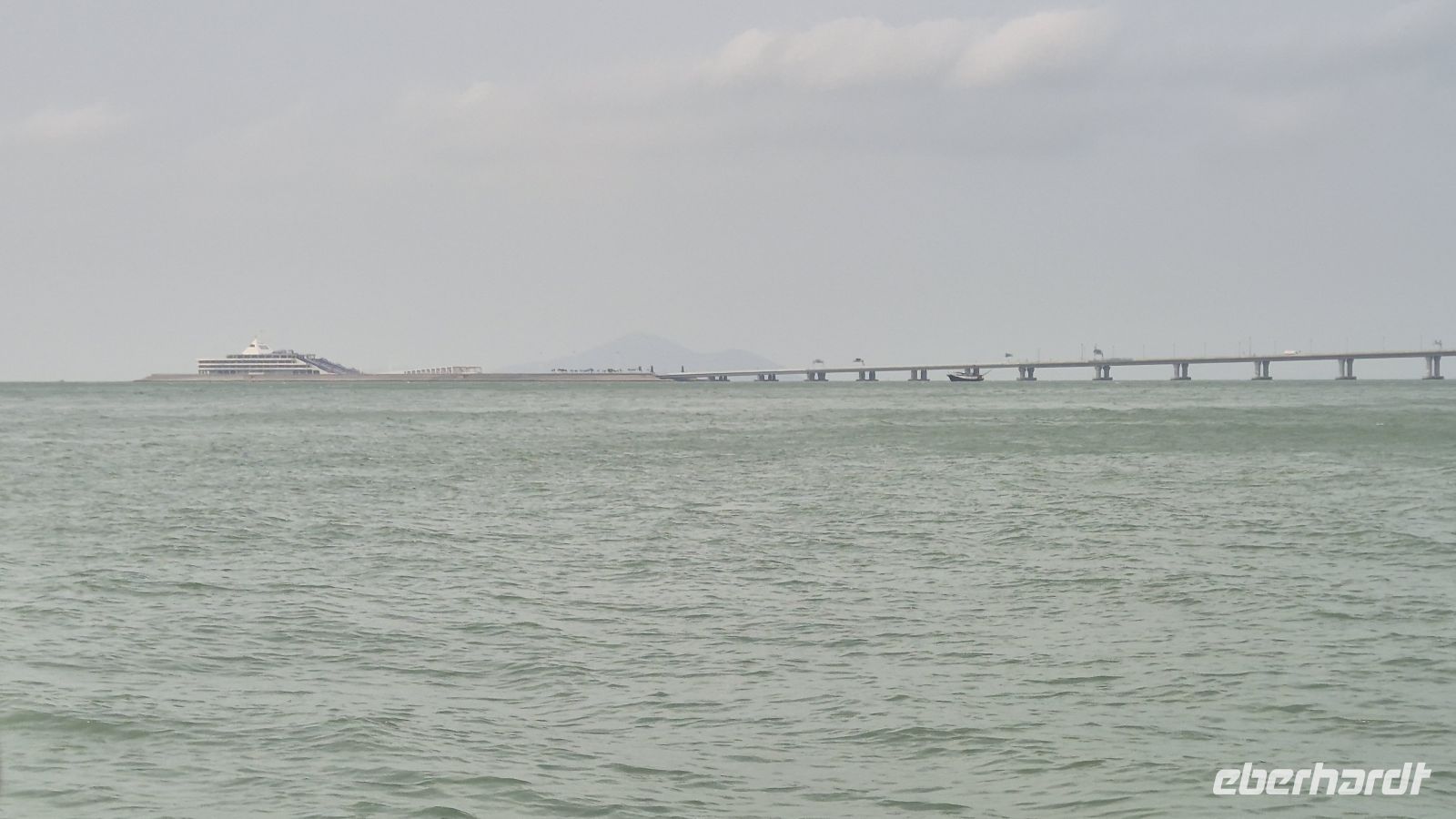 Bootsfahrt ...Brücke nach Macau &ndash; &copy;  (Eberhardt TRAVEL)