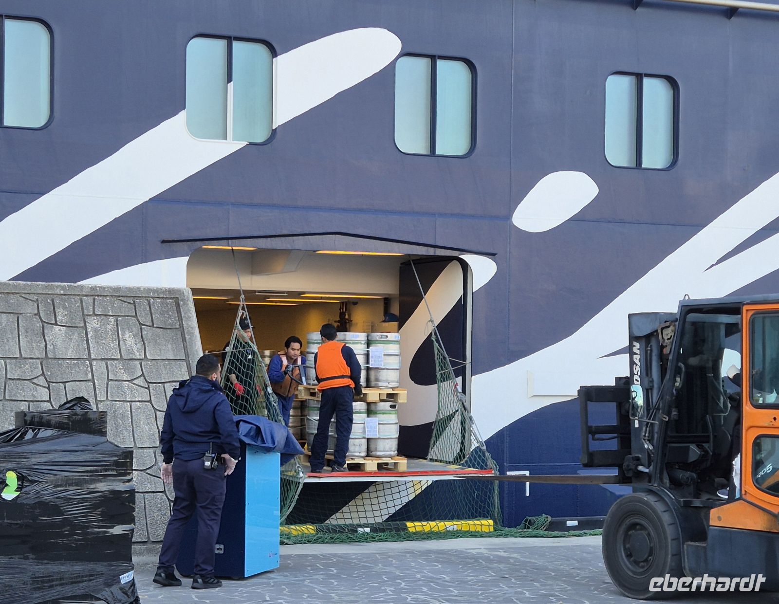 wichtiger Nachschub &ndash; &copy;  (Eberhardt TRAVEL)