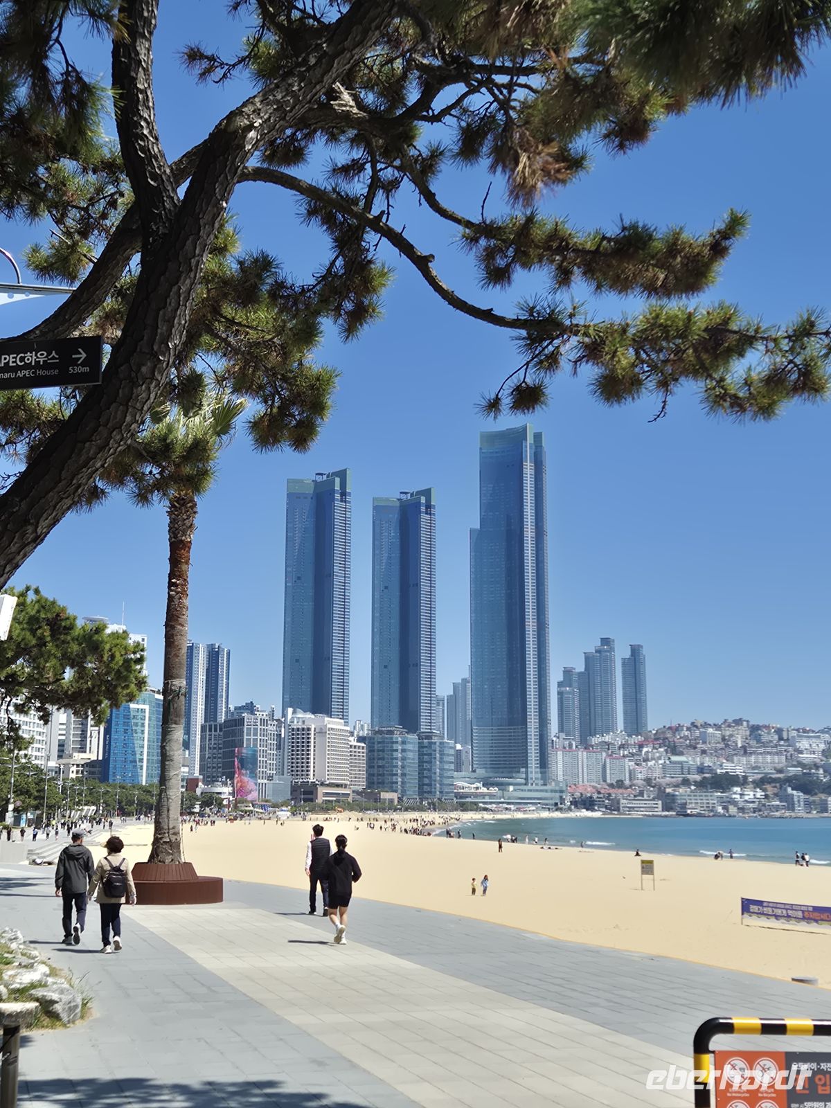 Busan, Haeundae Beach &ndash; &copy;  (Eberhardt TRAVEL)