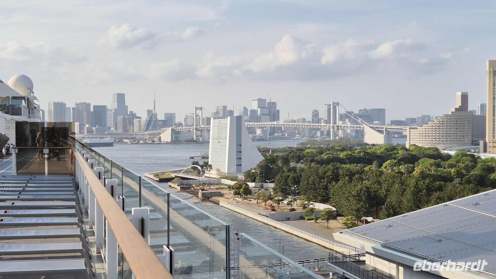 Mein Schiff im Hafen von Tokio &ndash; &copy;  (Eberhardt TRAVEL)