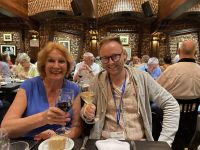 Abendessen mit Tangoshow - Reiseleiterin Silvia mit Reisebegleiter Jacob