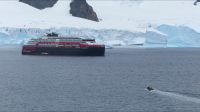 Fahrt durch die Wilhelmina Bay - Unser Schwesterschiff die Roald Amundsen