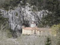 Covadonga, Felswand mit Madonnengrotte