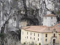 Covadonga, Felswand mit Madonnengrotte