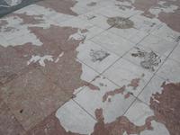 Marmor-Landkarte am Seefahrerdenkmal Bélem