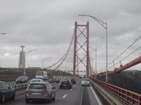 Wir fahren über die Tejo-Brücke in Lissabon 