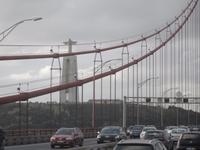 Wir fahren über die Tejo-Brücke in Lissabon 