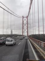 Wir fahren über die Tejo-Brücke in Lissabon 