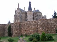 Stadtmauer und Bischofspalast in Astorga