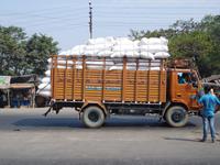 LKWs und Dreiradtexis bestimmen meist den Straßenverkehr