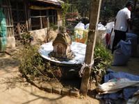 Haustempel mit heiliger Basilikum-Pflanze, Westbengalen