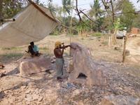 Hier entstehen Löwenfiguren für einen Tempeleingang - Steinmetze bei der Arbeit 