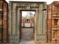 verziertes Tor in der Klosterschule von Ratnagiri