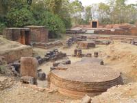 Ratnagiri, Stupa-Basis und Votiv-Stupas