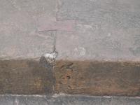 mit Steinklammern werden die Fußbodenplatten an ihrem Platz gehalten...