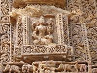 wundervolle Skulpturen schmücken die Mauern des Sonnentempels von Konarak