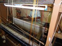 hier werden Gewänder für Götterfiguren gewebt...