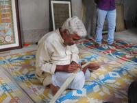 Guru Maganayak lehrt die Kunst der Palmblatt-Gravur