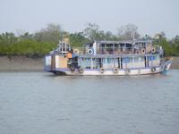 auch Hausboote sind in den Sundarbans unterwegs