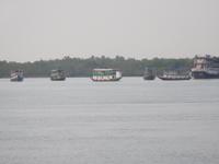 wo sich mehrere große Flüsse treffen geht es zum Golf von Bengalen und der Bootsverkehr nimmt zu ... 