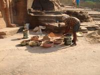 Ausbesserungsarbeiten an den Buddhagrotten