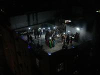 Party auf einem Hausdach in Varanasi