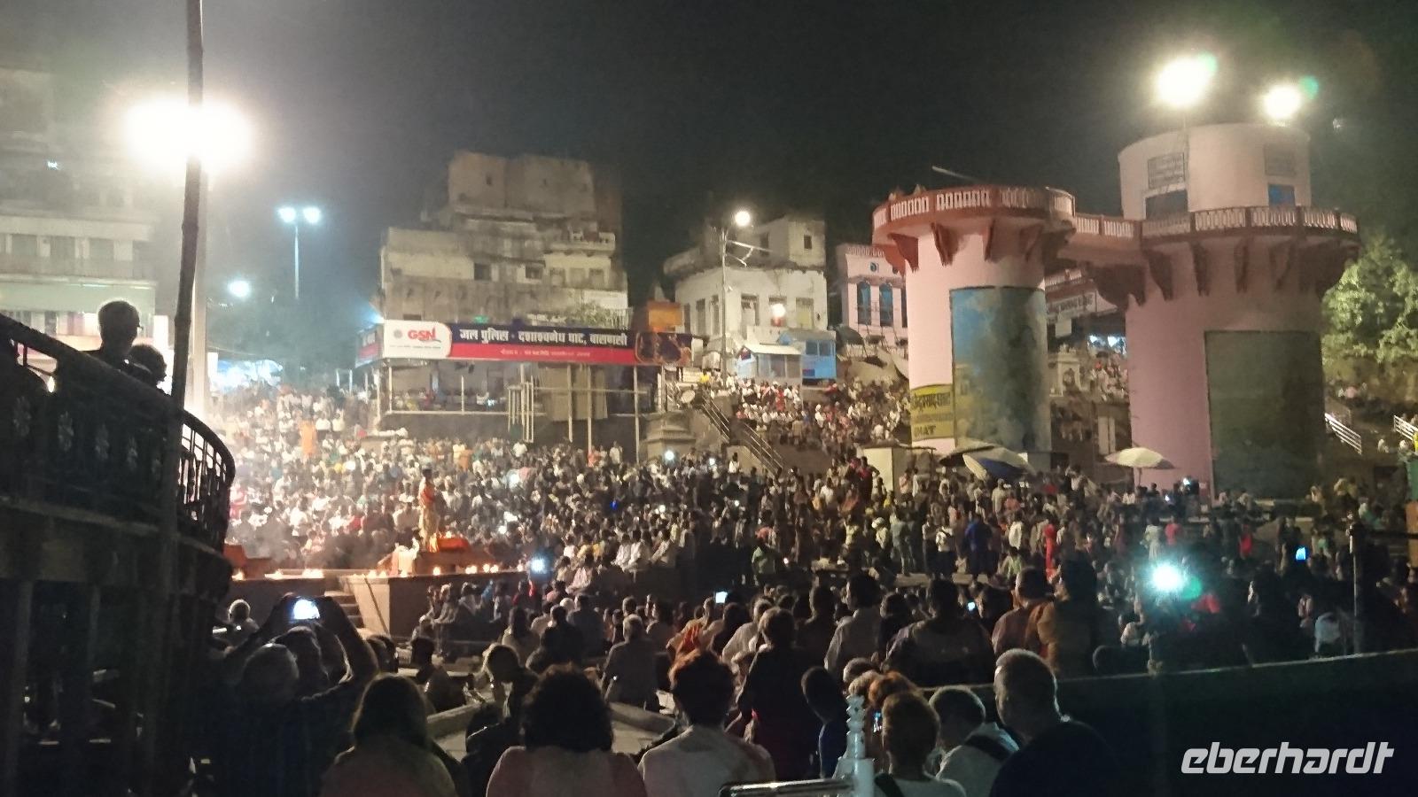 Tausende erleben wie wir die Tempelschließung am Abend